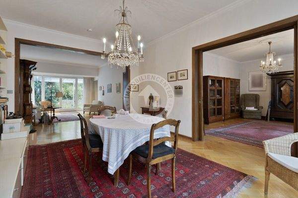 Der Blick vom Esszimmer in das Wohnzimmer und in das Büro