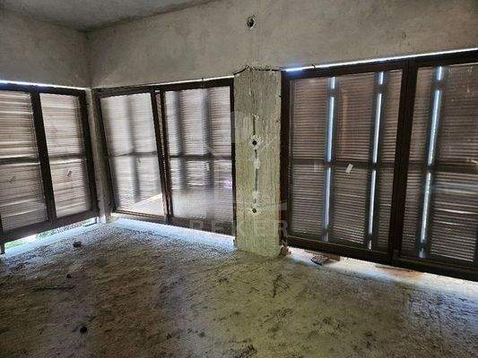 Geräumiges Erdgeschoss & 3 separaten Wohnungen