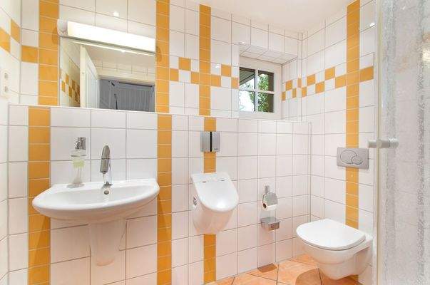 Duschbad im Erdgeschoss mit Tageslichtfenster