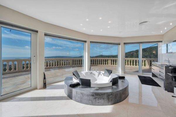 Jacuzzi in master bedroom in villa in Costa d'en Blanes