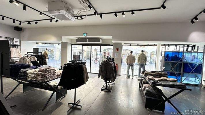 Laden 2 - große Schaufensterfront