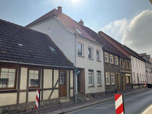 Front mit Giebel und Straße