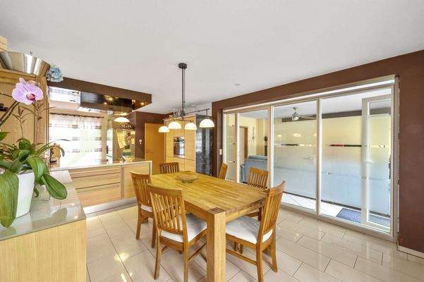 Esszimmer mit Blick in die Küche