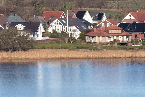 Blick von der Wasserseite auf die attraktive Wohnlage an der Schlei