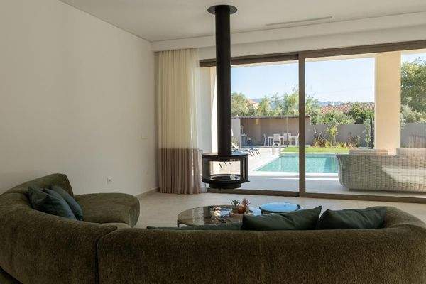 Kreta, Tavronitis: Zeitgenössisch eingerichtete Villa mit Pool zu verkaufen