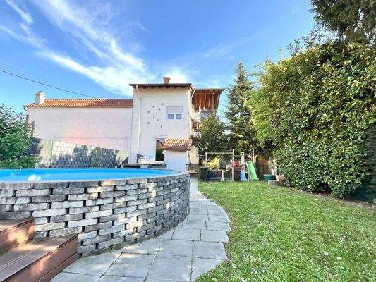 ... mit Pool und Sommerküche