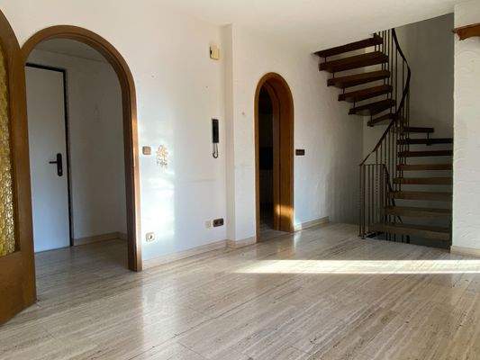 Essdiele mit Blick zum Windfang und Küche