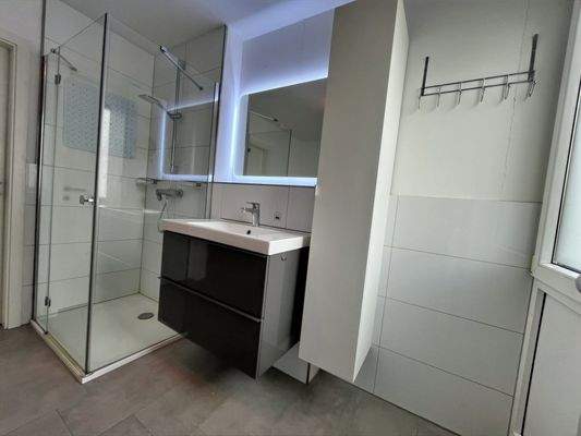 Badezimmer - Dusche und Waschbecken