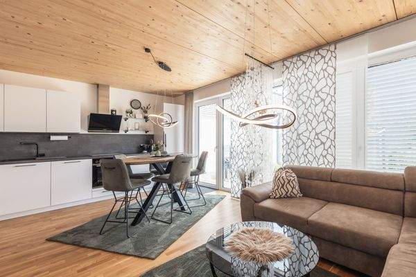 Lichtdurchfluteter Essbereich 