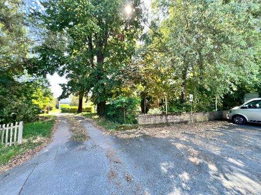 Zufahrt mit Parkplatz 
