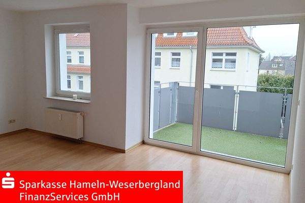 Wohnzimmer mit Balkonaustritt