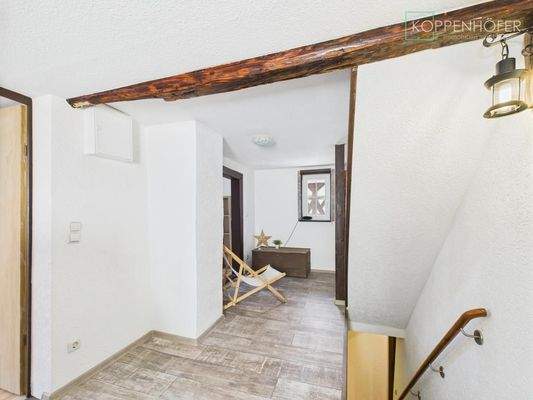 Offener Flur mit Büro