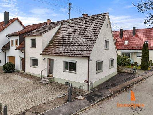 Blick auf den Eingangsbereich des Altbaus