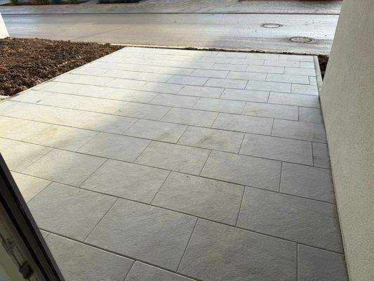 .. große Terrasse und kleiner Garten !