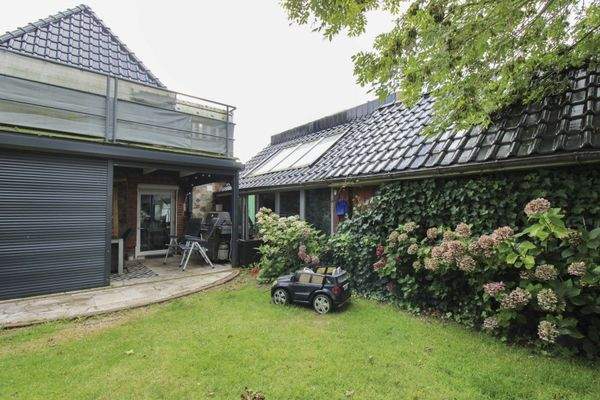 Balkon und Gartenhaus