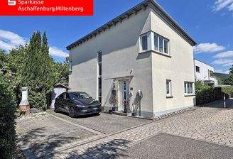 Außenansicht mit Stellplätzen