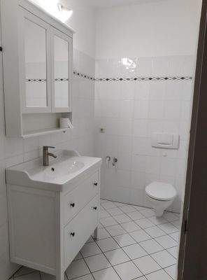 04-Bad mit Waschtisch und Spiegelschrank.jpeg