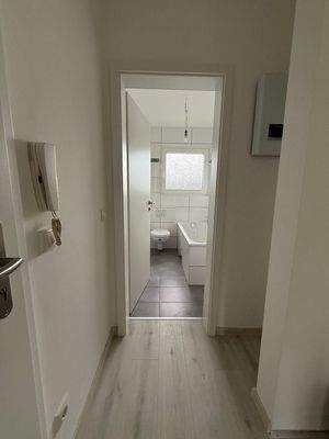 Blick vom Flur in das Bad