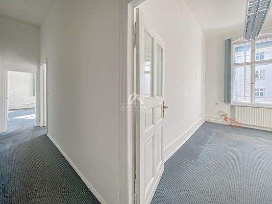 Flur mit Blick in Zimmer 5