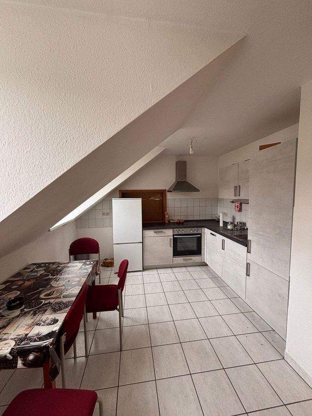 Renovierte 2-Zimmer-Dachgeschosswohnung mit Einbauküche in ruhiger Lage von Schmölln - Photo 2