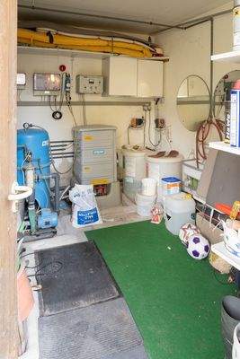 Schwimmbadtechnik im Nebengebäude