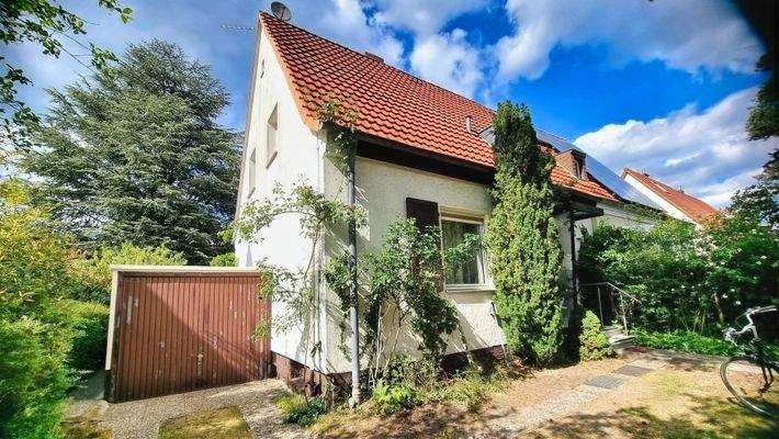 Hausansicht mit Zugang zur Garage