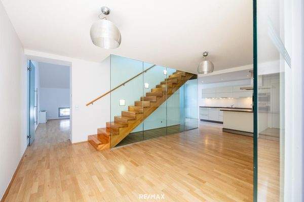 Wohnküche mit Treppenaufgang zur Galerie