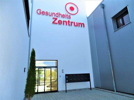 elektrische Türen mit moderner Briefkastenanlage 