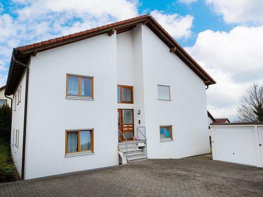 Außenansicht mit Garage