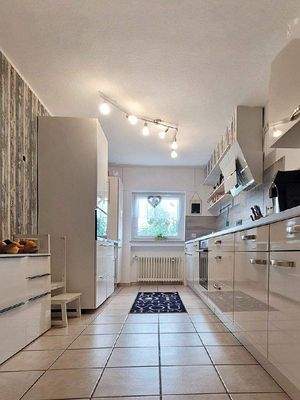 Küche mit moderner Einbauküche