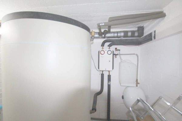 1000 l Speicher, davon 750 l f. Heizung u. 250 l f. Trinkwasser