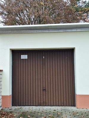 Garagentor mit Schild