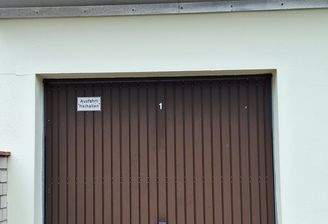 Garagentor mit Schild