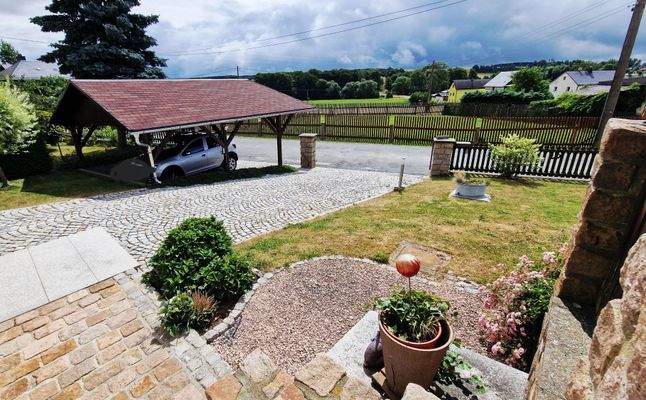 Grundstückszufahrt mit Carport