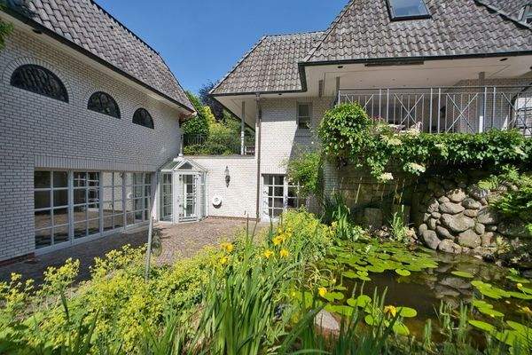 Rückansicht mit Teichanlage