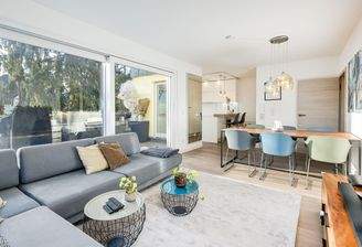 lichtdurchfluteter Wohnbereich