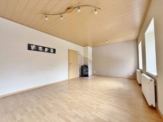 geräumiges Wohnzimmer