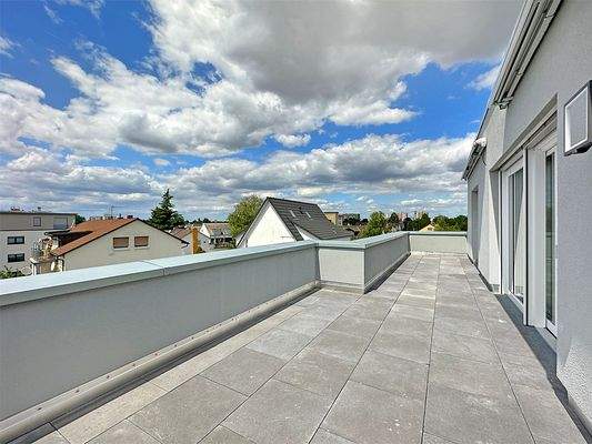 Ca. 32 m² große Süd-West-Terrasse