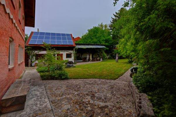 Blick v. der Terrasse zur Werkstatt mit Freisitz