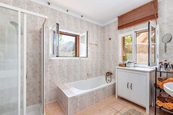 Badezimmer mit Fenster, Badewanne und Dusche