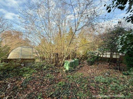 Ein Gewächshaus zur Rechten