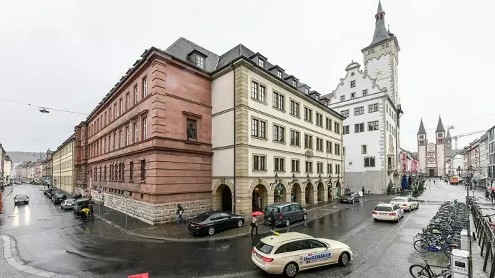 Domstraße gleich um die Ecke 