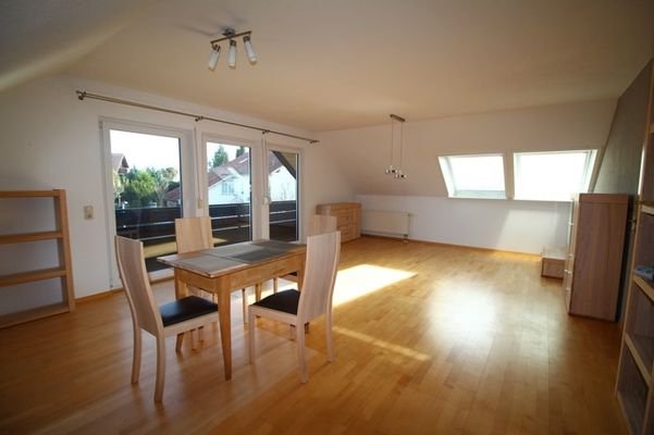 Wohnzimmer mit Zugang Balkon
