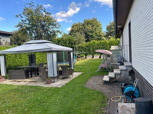 Rückwärtiger Garten mit Pavillion