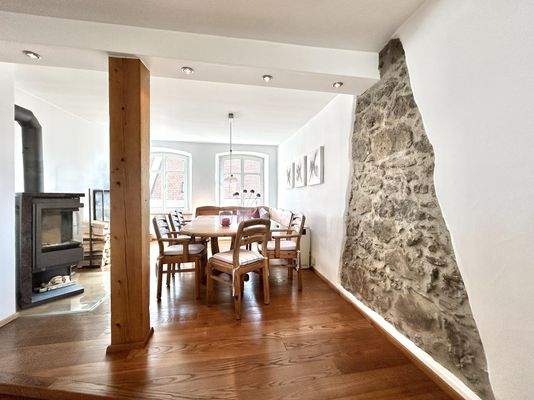 2. Obergeschoss: Esszimmer mit Blick zum Schwedenofen
