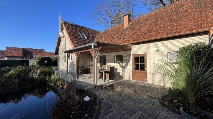 Terrassenbereich mit Teich