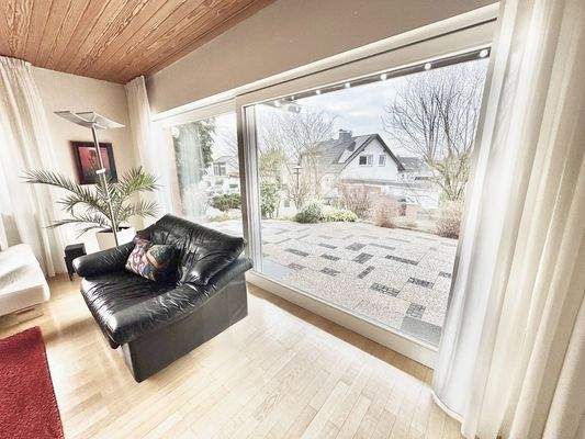 Wohnzimmer mit Ausgang zur Terrasse