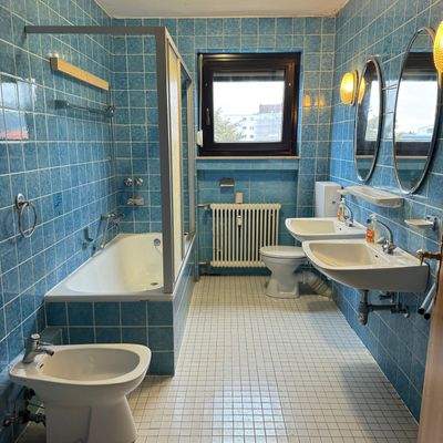 Tageslichtbad mit Wanne