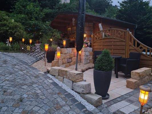 Holzhaus mit Laternen.jpg