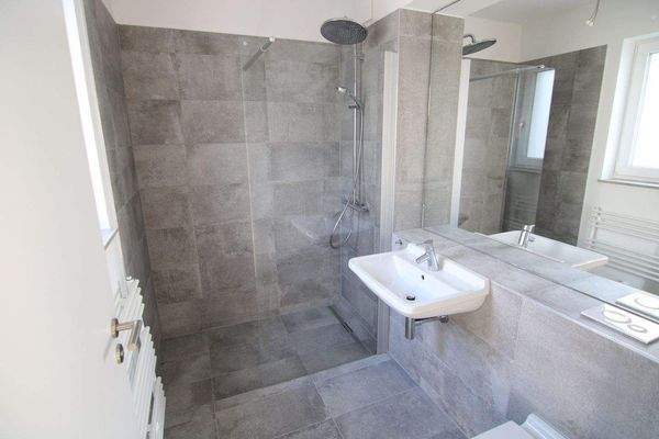 Zwei vollwertige Badezimmer